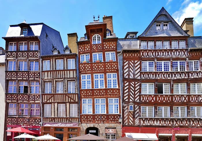 Façades colorées à colombages des maisons médiévales sur la place du Champ-Jacquet à Rennes