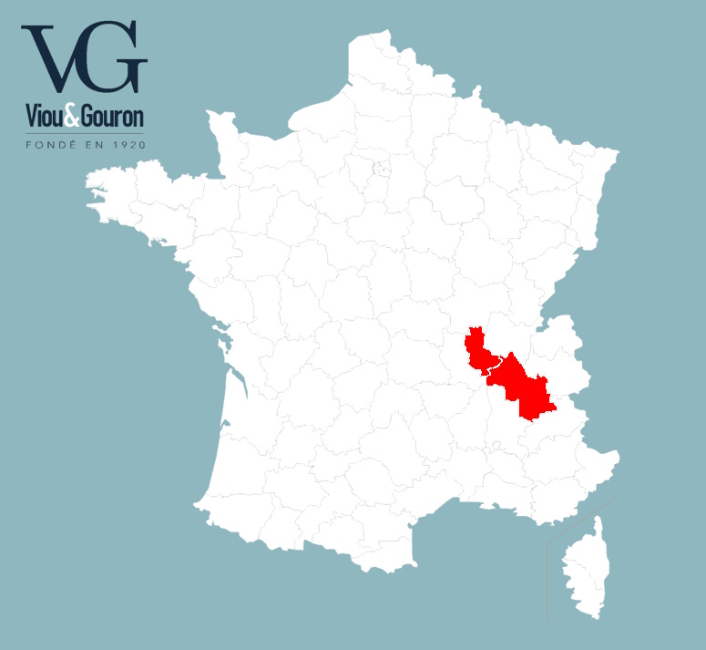 Carte de France montrant la localisation du cabinet  à céder dans les départements du Rhône et de l'Isère, avec le logo Viou & Gouron