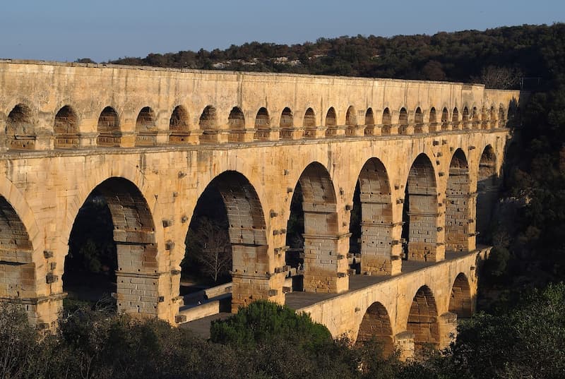 Pont du Gard, aqueduc romain antique à trois niveaux d'arches en pierre calcaire dorée, patrimoine UNESCO