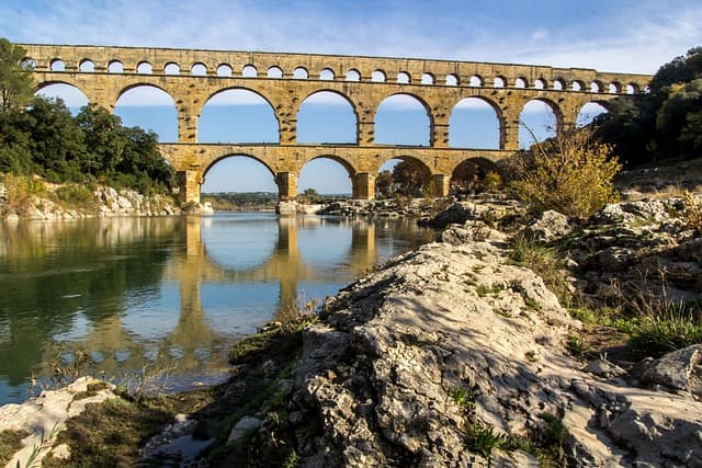Le Pont du Gard, majestueux aqueduc romain au-dessus du Gardon.