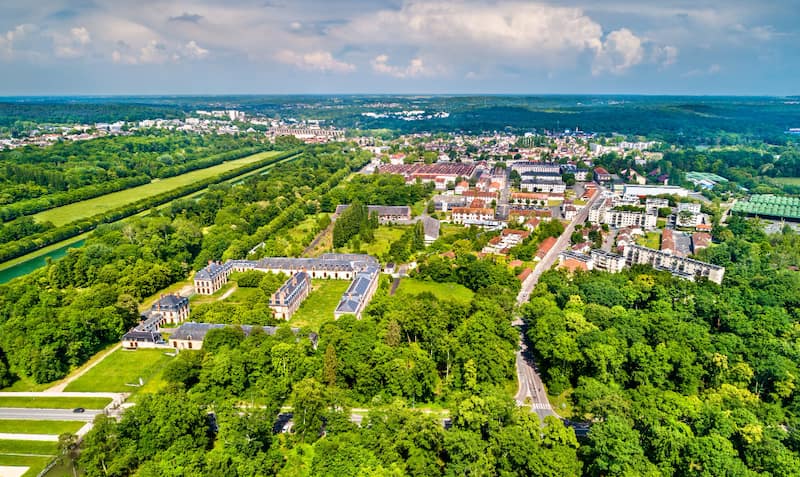 Vue aérienne de Fontainebleau et Avon en Seine-et-Marne, entre ville, parc et forêt.