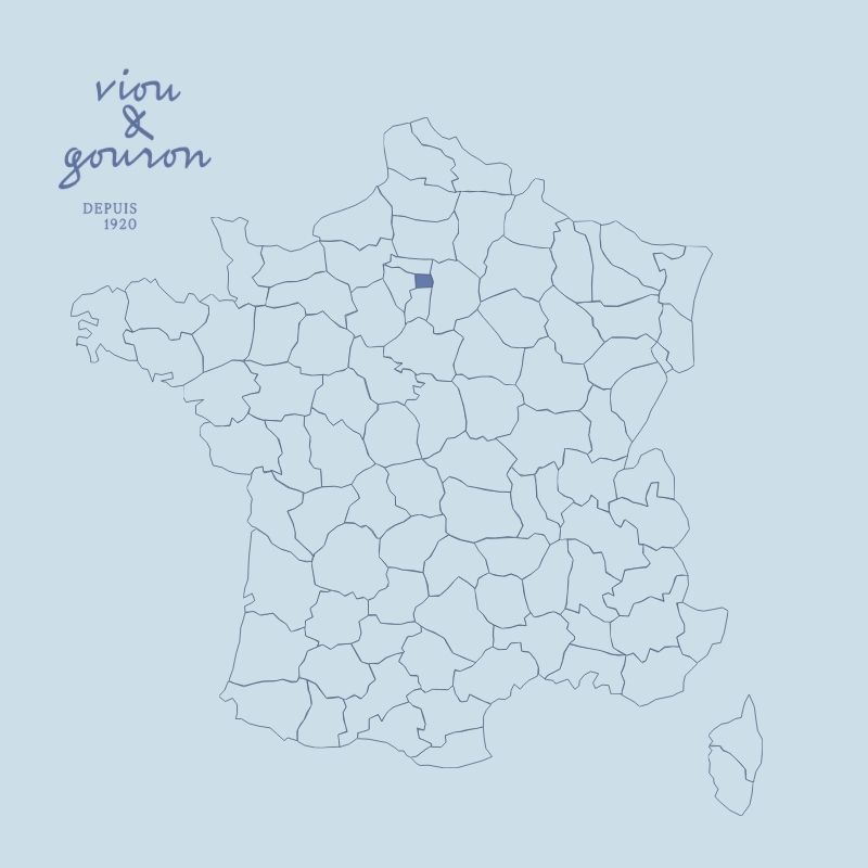 Carte de France indiquant une localisation à Paris, avec l’identité visuelle Viou & Gouron.